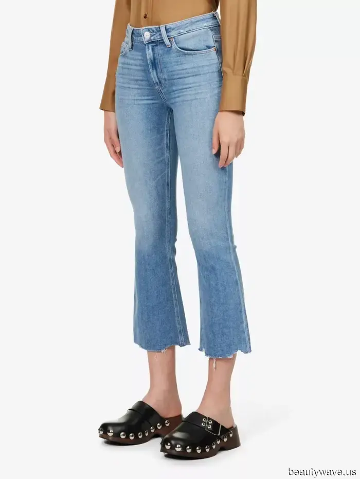 A Parigi, le donne più chic indossano uno di questi abbinamenti tra scarpe basse e pantaloni cropped.