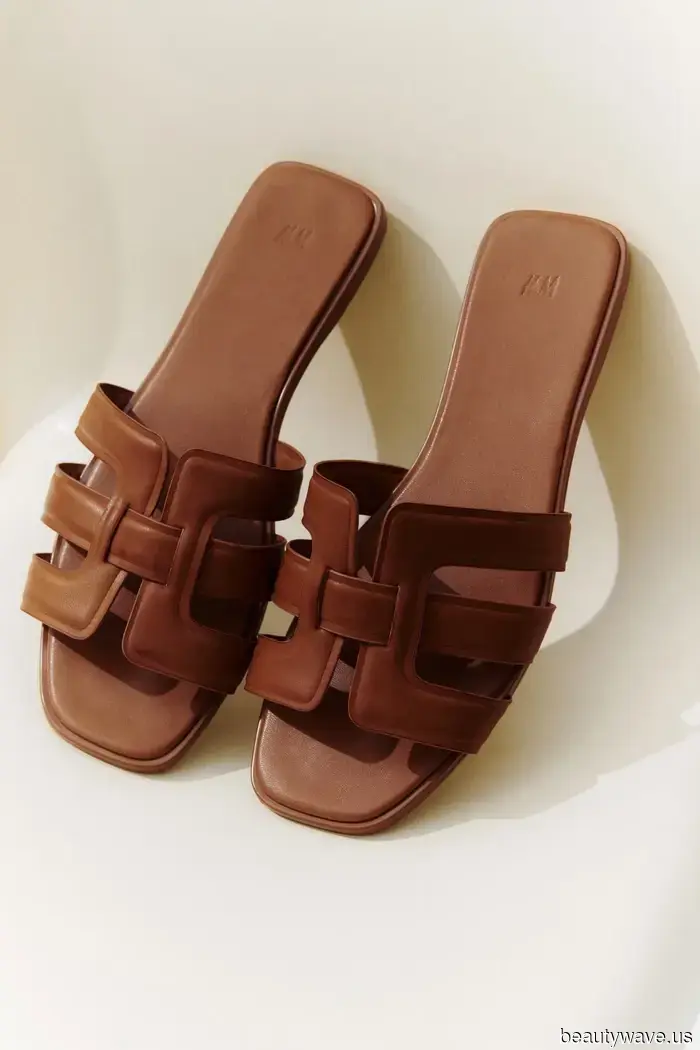 Tieni le Scarpe Nere&mdash;Questa Tendenza di Colore per Sandali Eleganti Rende i Vestiti Estivi i Più Chic