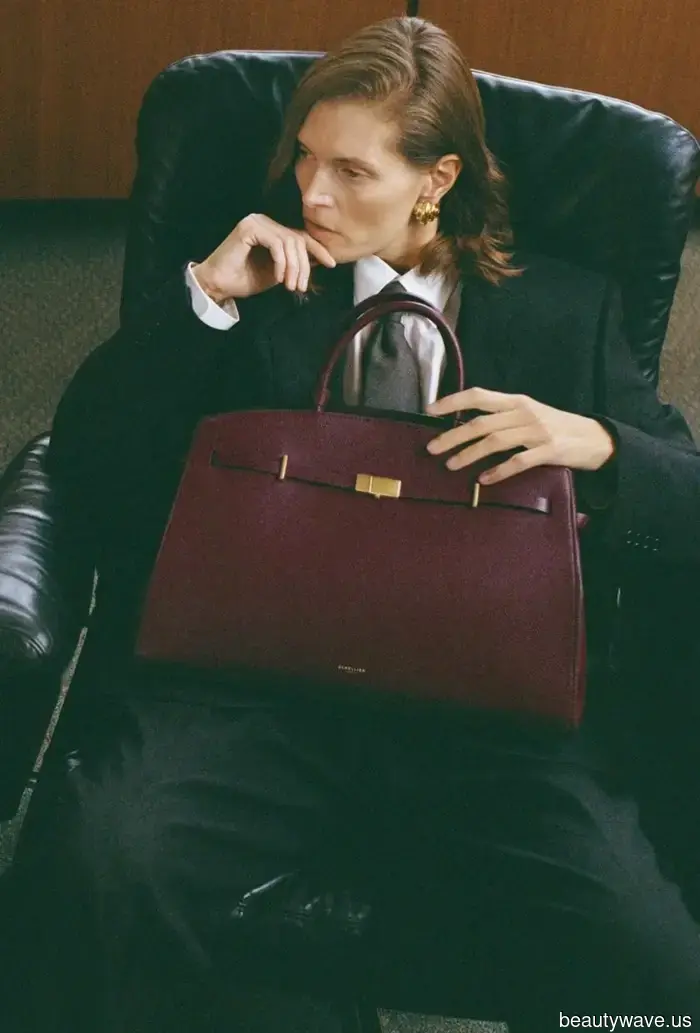 You possess classic taste if you are sporting this elegant handbag design.