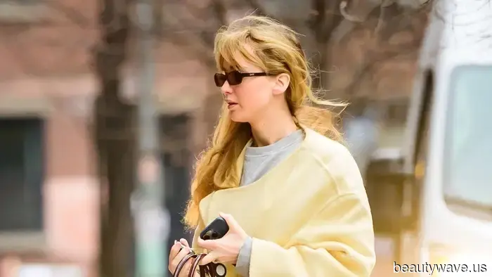 Está aquí: La tendencia de color de primavera 2026 que las chicas it están usando con Uggs altos y leggings negros.