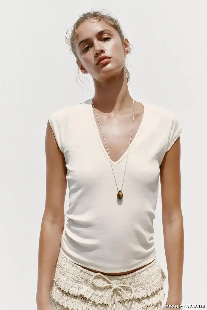 Questa t-shirt è stata "fuori" per così tanto tempo che è difficile credere che sia di nuovo alla moda.