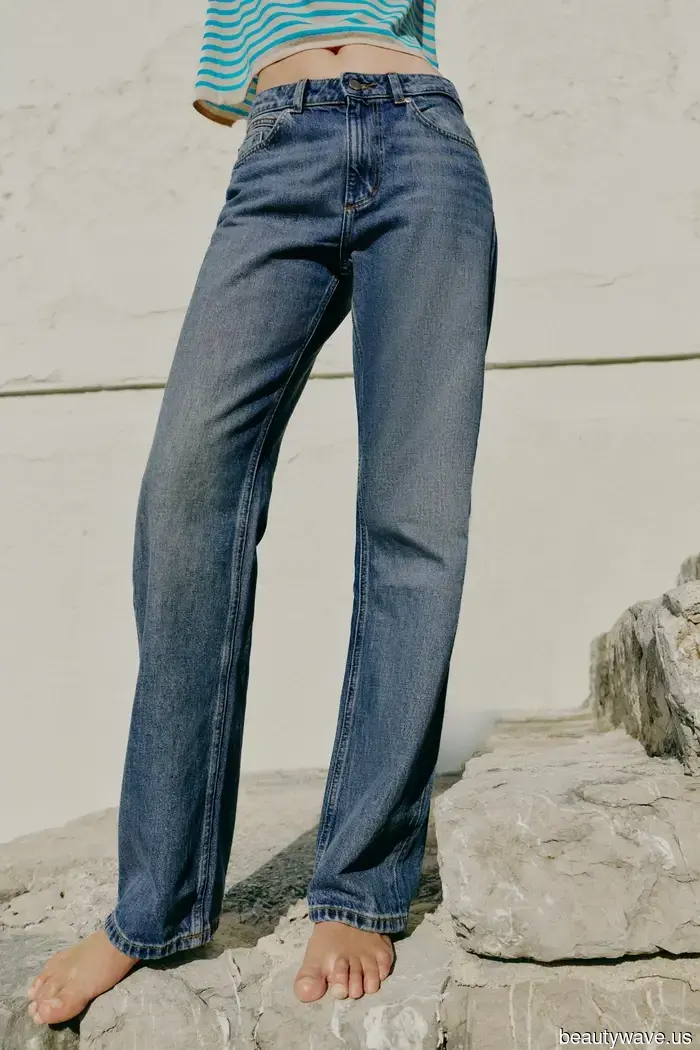 FYI: Questo modo "datato" di indossare una camicia button-down e jeans sembra essere di nuovo alla moda.