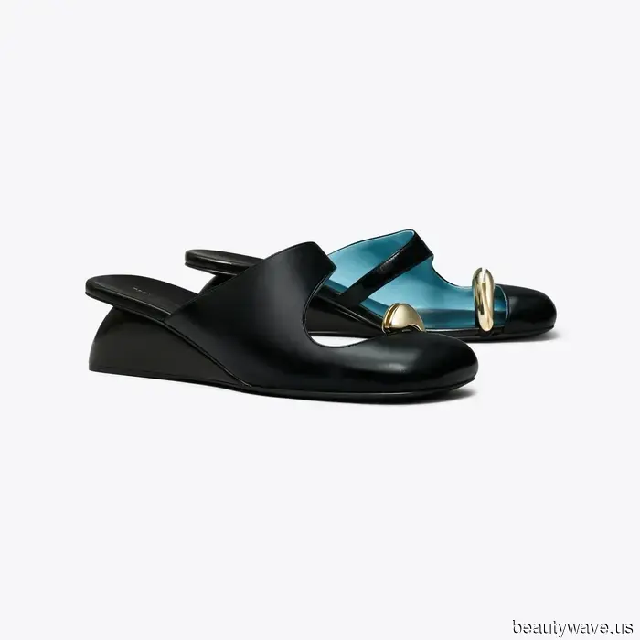 Tory Burch hat gerade eine Taschenversion ihrer viralen durchstochenen Mules veröffentlicht, und wir sind besessen davon.