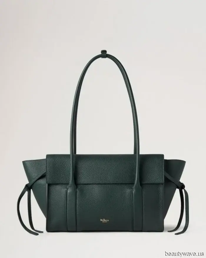 Forget about black totes—fashion experts are embracing these Spring bag color trends for 2026.