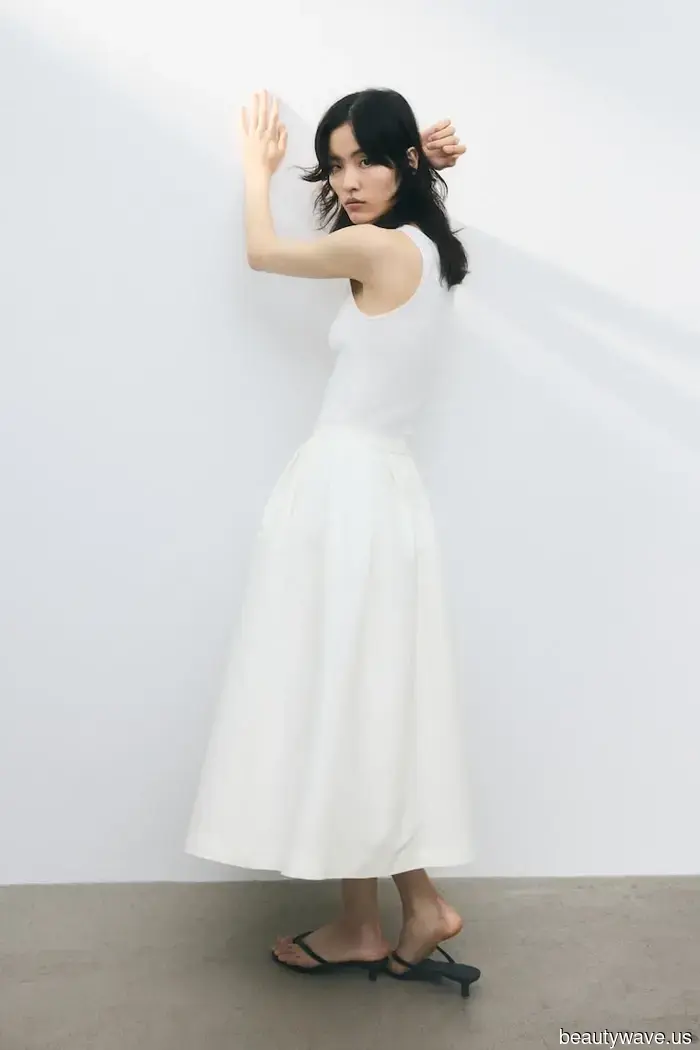 Es ist schockierend, wie viel cooler diese Trainerfarbe einen weißen Rock oder Jeans aussehen lässt.