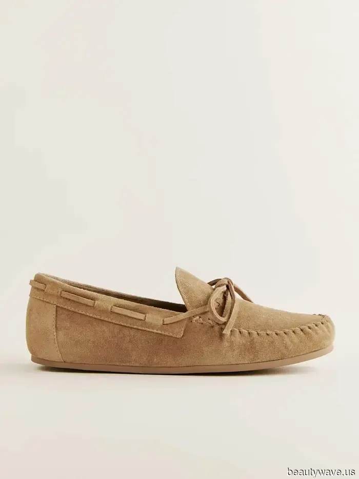 It Turns Out That This Flat-Shoe Trend Pairs Well with Dark-Wash Jeans