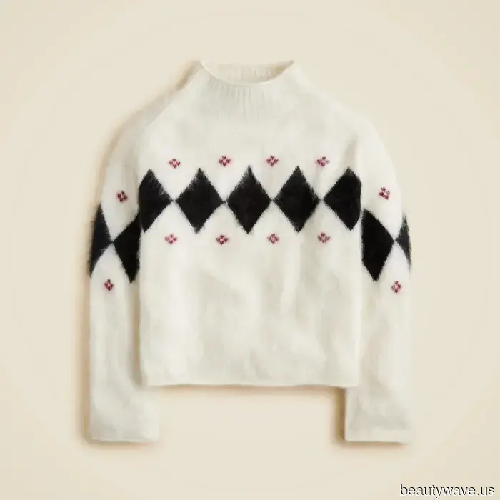 Это только мне кажется, или каждая классная девушка от Нью-Йорка до Лондона носит эти 8 трендов свитеров вместо "скучного"...