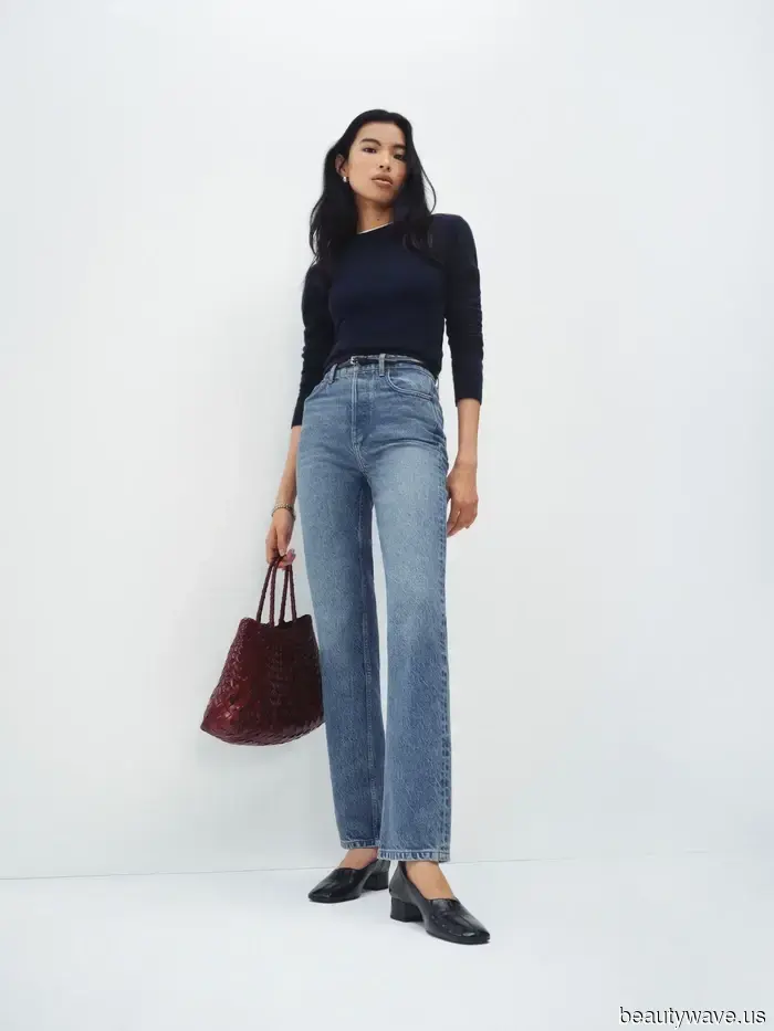 Diese Kombination aus Jeans und flachen Schuhen ist die ultimative Freizeituniform&mdash;fragen Sie einfach Rivals-Star Bella Maclean.