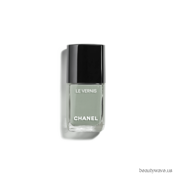 The 19 Chic Nail Colors Trendsetters Are Embracing This Fall (Along with the Ones They're Discreetly Phasing Out)