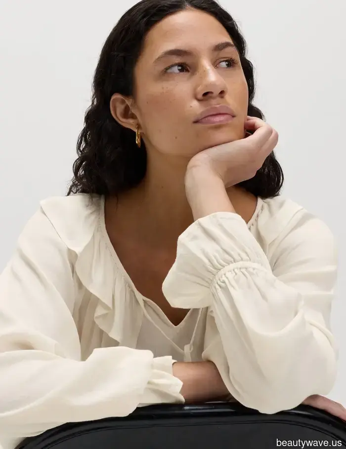 I'm convinced: Jeans appear most stylish when paired with this beautiful blouse trend this spring.