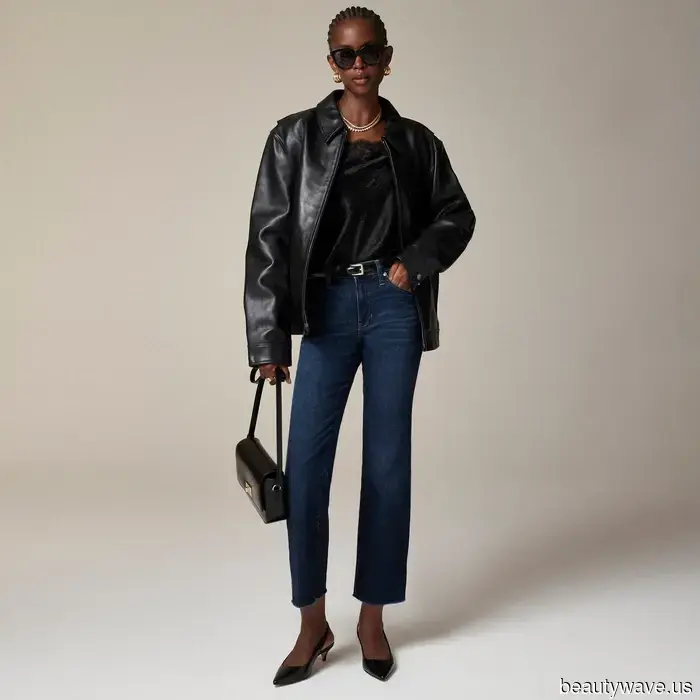 Si estás tratando de vestirte como una mujer francesa este otoño, evita estas tendencias de denim.