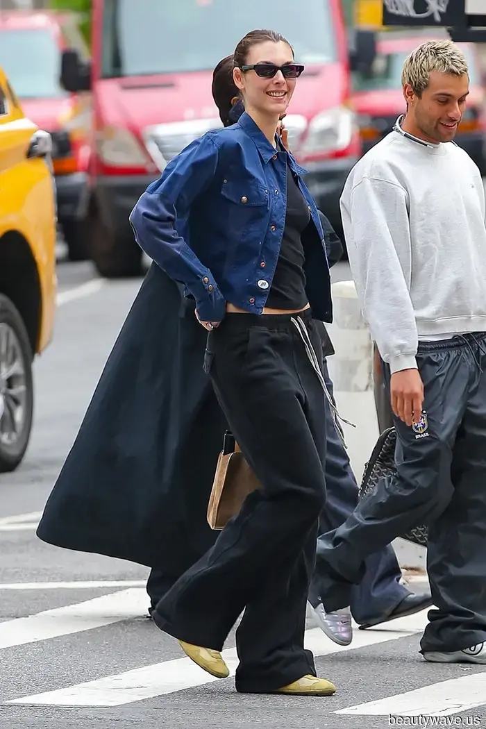 The Hottest Sneaker Color Trend to Pair with Black Pants in 2026 Has Arrived