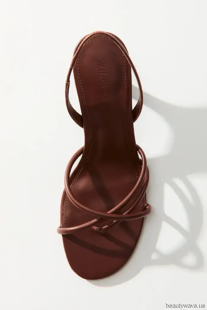 Kate Moss hat ihren Jeansrock gerade mit dem am stärksten französisch-girl-codierten Schuh gestylt.