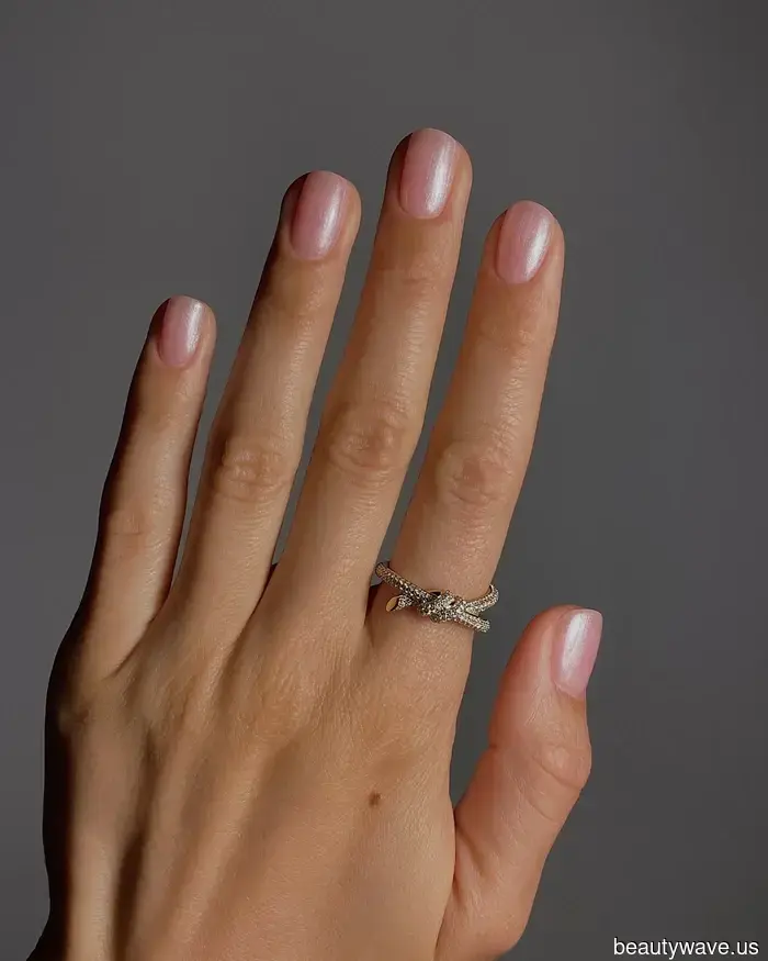 Non latte, non glassato&mdash;le unghie "Tulle" sono la tendenza della manicure neutra da richiedere questo autunno