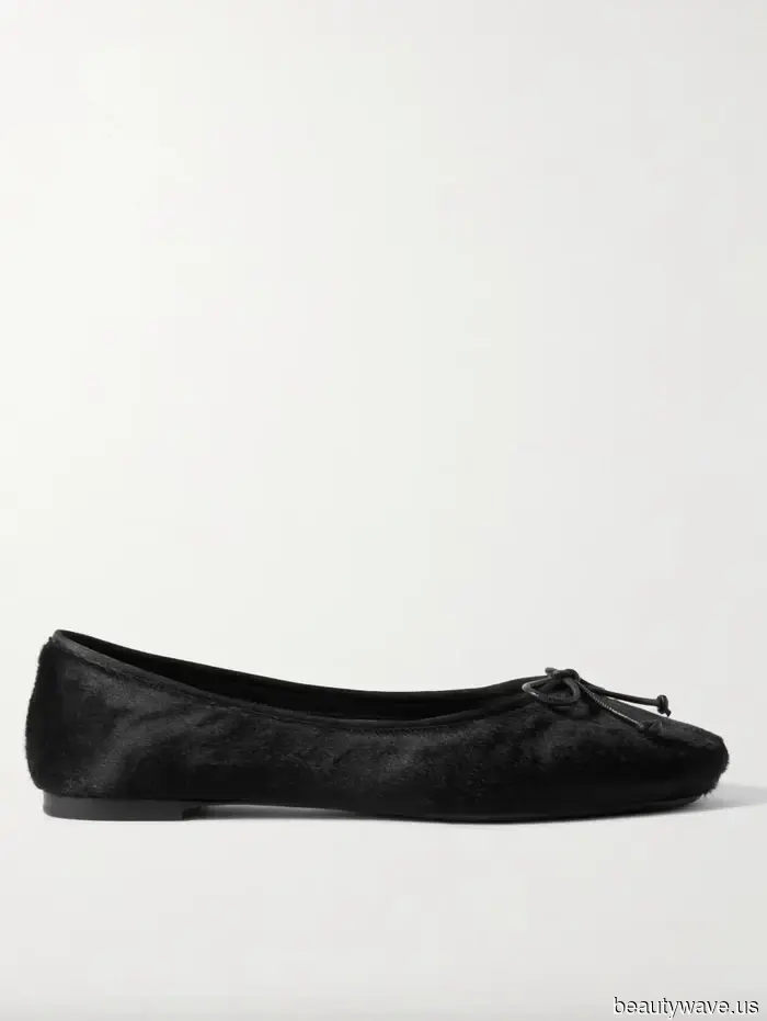 Fashion enthusiasts in Copenhagen have recently been pairing these 5 types of shoes with jeans.