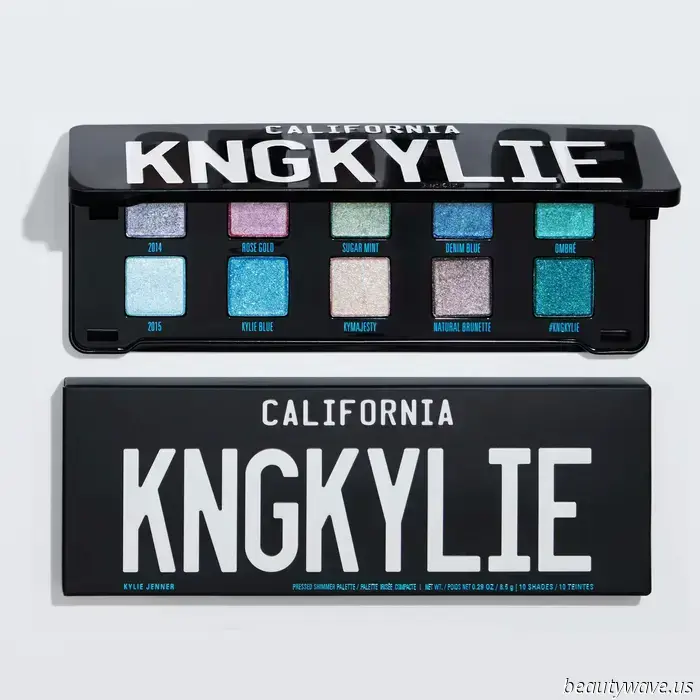 La nuova collezione di trucco di Kylie Jenner, ispirata alla nostalgia, ha appena modernizzato alcune importanti tendenze del 2015. Clicca qui per vedere tutti i prodotti in edizione limitata.