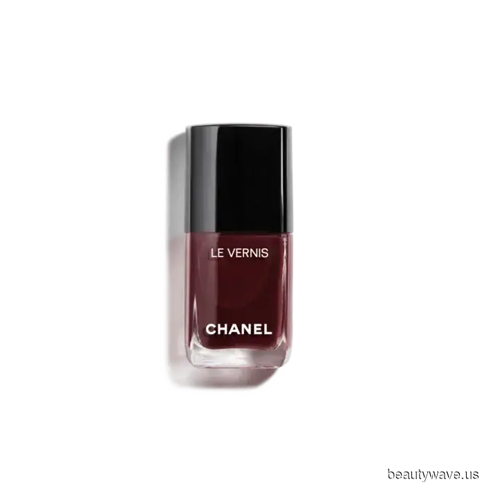 Cada individuo chic está usando uñas de "Navidad Gótica" en este momento&mdash;6 conjuntos vampíricos que actualmente…