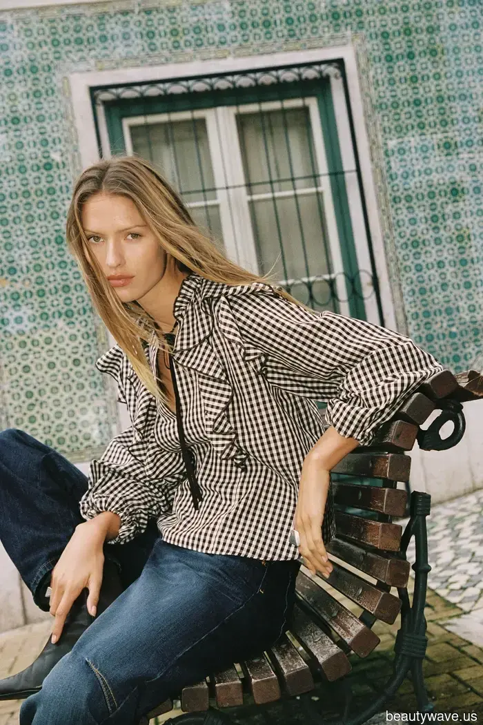 Zara has just confirmed it: These 5 blouse trends elevate the elegance of jeans, skirts, and linen trousers.