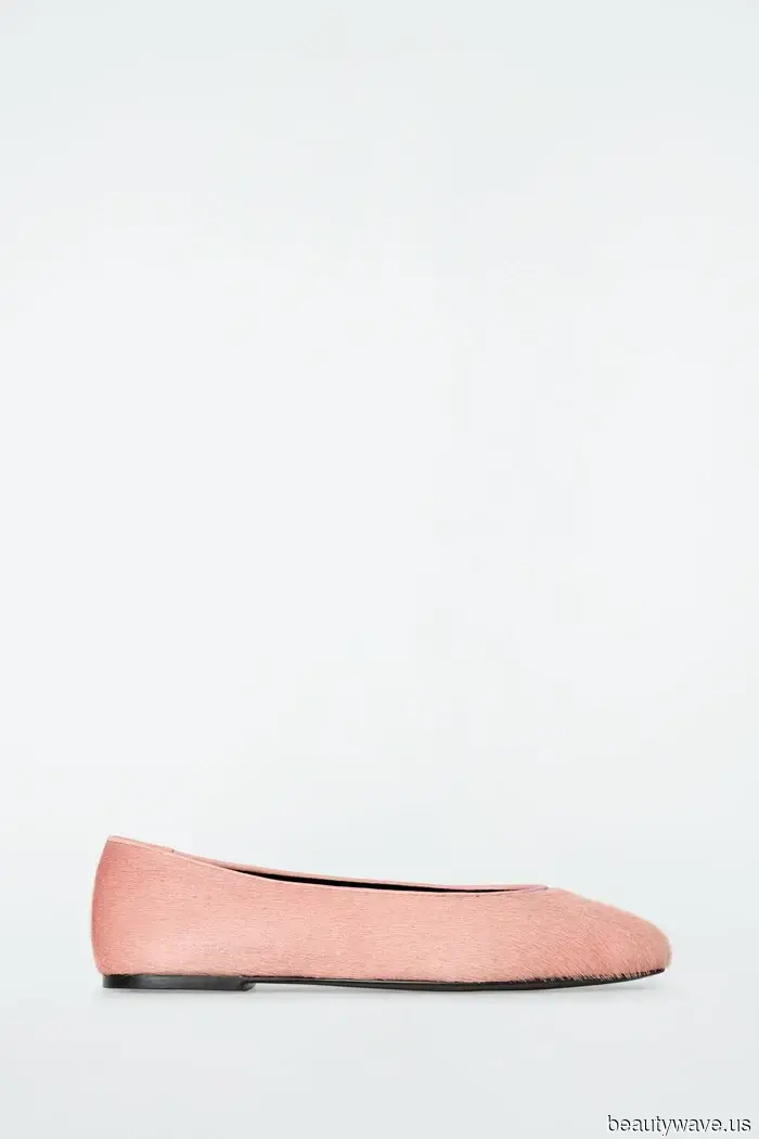 Fashion enthusiasts in Copenhagen have recently been pairing these 5 types of shoes with jeans.