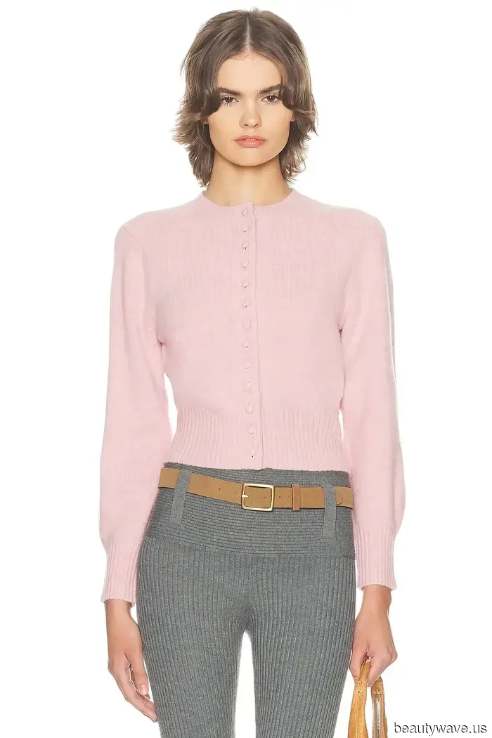 Indossare un cardigan preppy con questa tendenza controversa degli stivali lo rende dieci volte più cool.