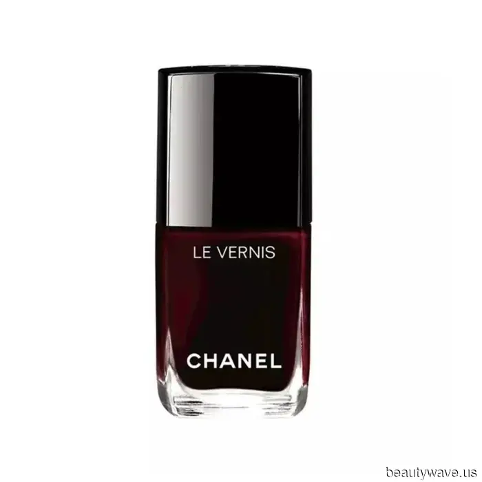 Elegante, senza tempo e ovunque guardi: I soli 9 colori di smalto scuro di cui hai bisogno per una manicure ultra-lussuosa