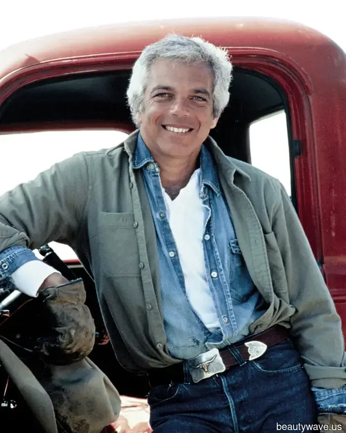 Preppy, artisticamente disordinato e molto 2026: il Ralph Tuck è il segreto per un layering senza sforzo