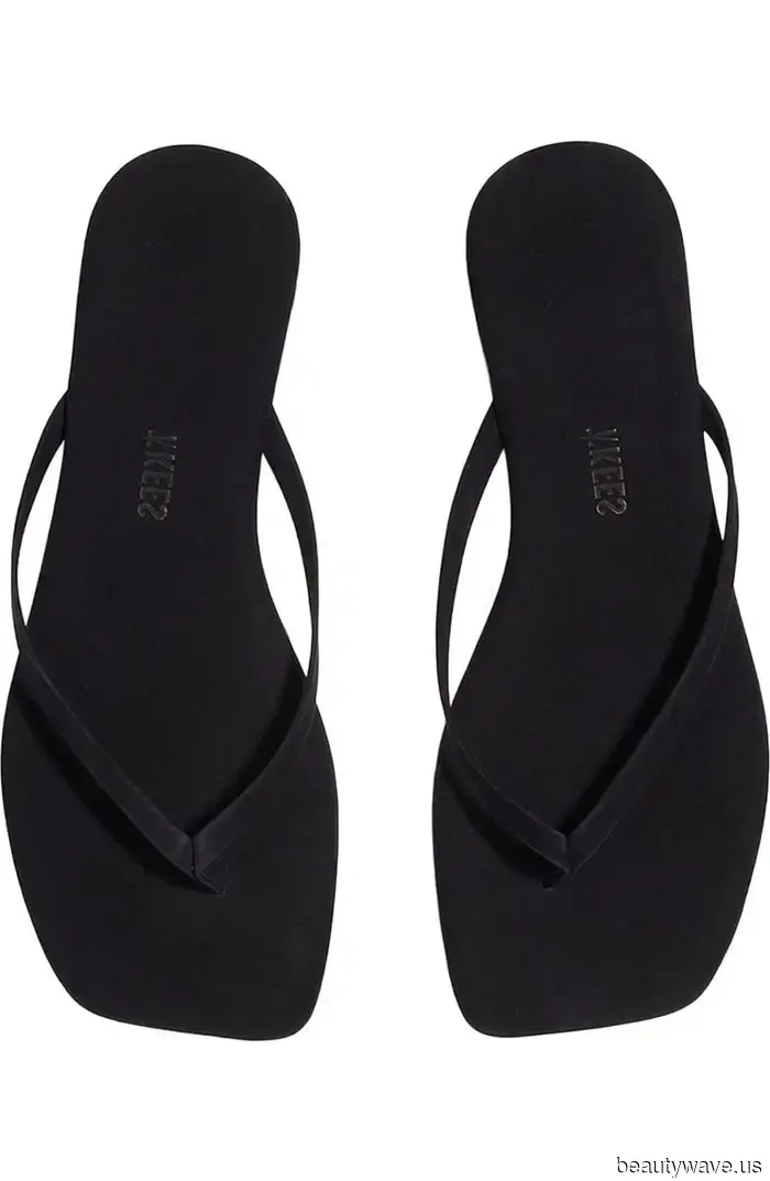 Estoy usando zapatillas, sandalias y zapatos planos hasta nuevo aviso—me gustan estos 28 de Nordstrom.