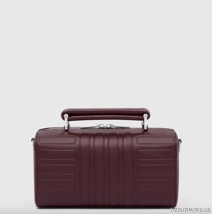 Rimowa впервые в своей истории выпускает кожаные сумки — вот как it-girls их носят