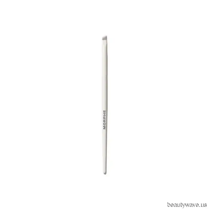 I'm a Celebrity Makeup Artist—Here are 5 Reliable Tips for Achieving a Perfect Winged Liner Look.