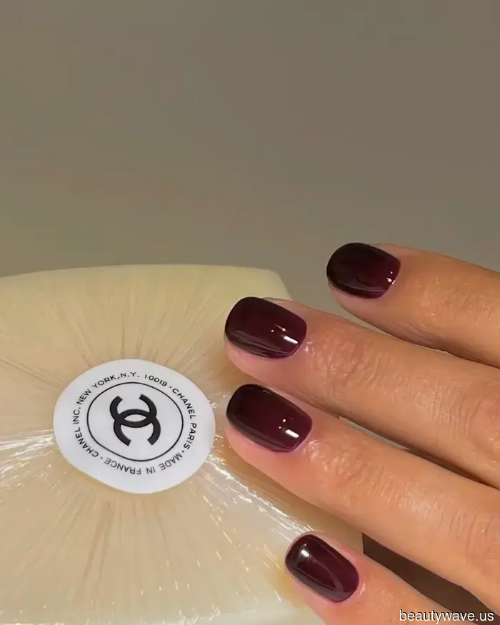 Algunos colores de uñas de otoño se sienten cansados, así que estoy eligiendo una de estas 4 alternativas atemporales para mi próxima manicura.