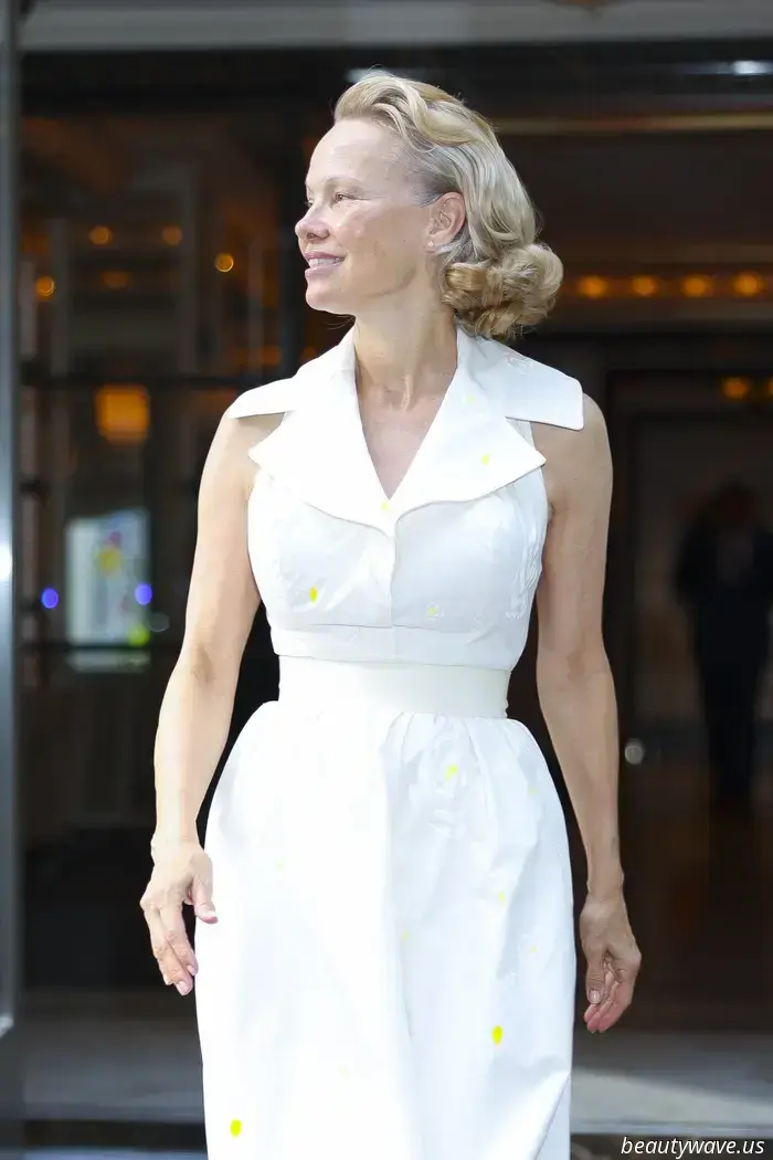 Questo colore di scarpa inatteso ha fatto tutta la differenza nel raffinato outfit di Pamela Anderson