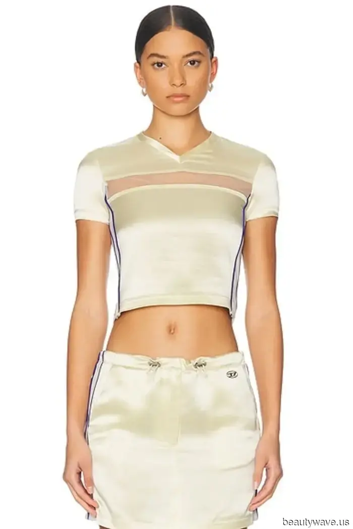 Questa t-shirt è stata "fuori" per così tanto tempo che è difficile credere che sia di nuovo alla moda.