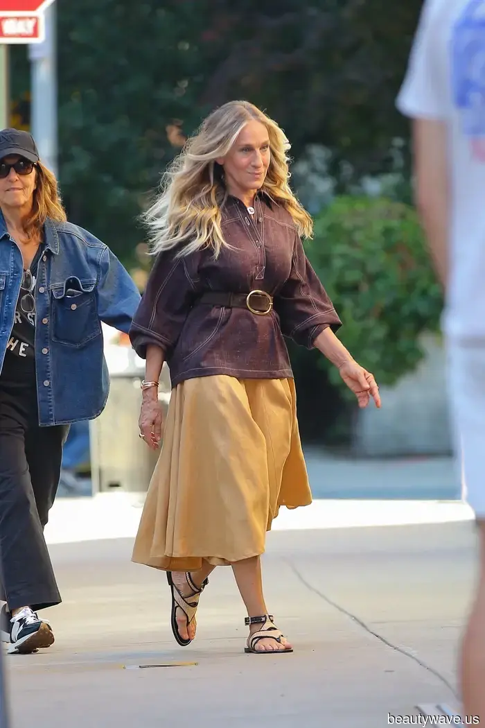 The Most Stylish Over-50s Confirm: Midi Skirts Pair Perfectly With These Two Summer Shoe Trends.
