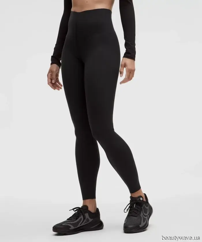 La nueva forma genial de llevar leggings y zapatillas está aquí, y necesitas verlo para creerlo.