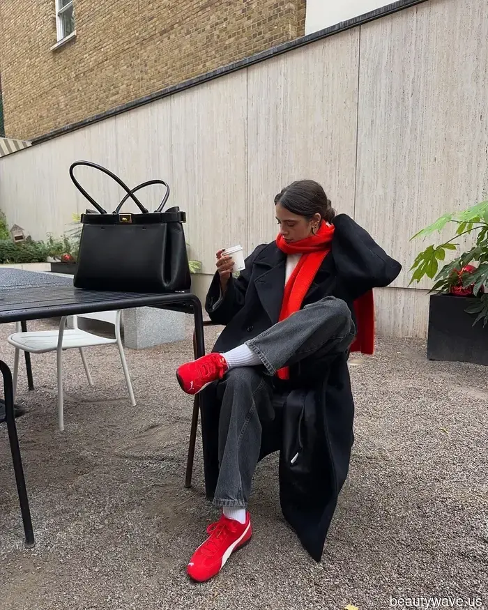 Graue Jeans sind derzeit im Trend&mdash;das sind die 5 schicksten Schuhe, die man dazu tragen kann.