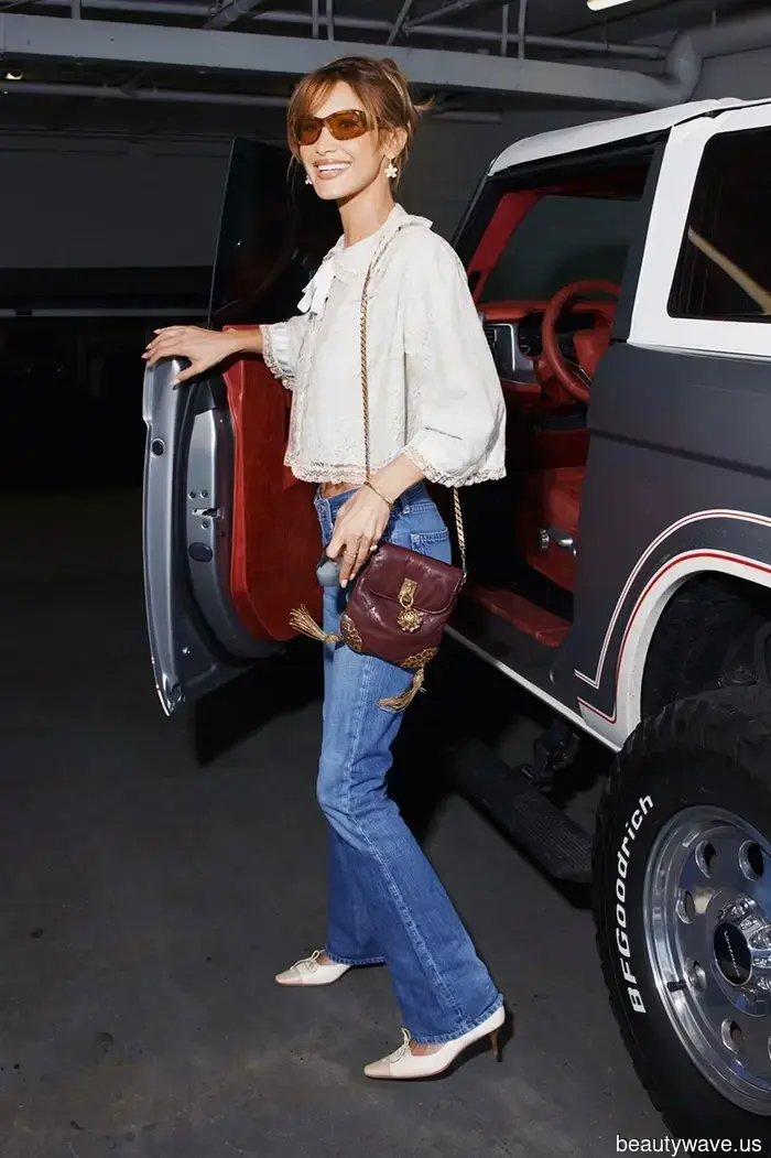 Si vas a usar jeans bootcut a la moda, este estilo de camisa y este estilo de tacones son las combinaciones más efectivas.