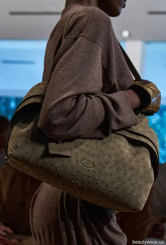 Ich weiß, dass du ein Mode-Mensch bist, wenn du eine dieser 7 Winter-Handtaschen-Trends trägst.