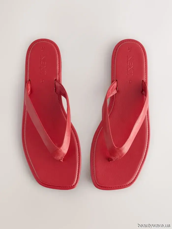 Black flip-flops are always stylish, but these 7 outfits demonstrate that this color is much more fashionable.