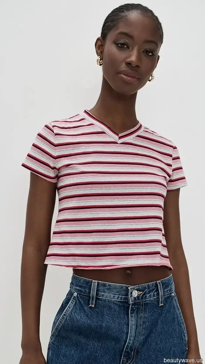 Questa t-shirt è stata "fuori" per così tanto tempo che è difficile credere che sia di nuovo alla moda.