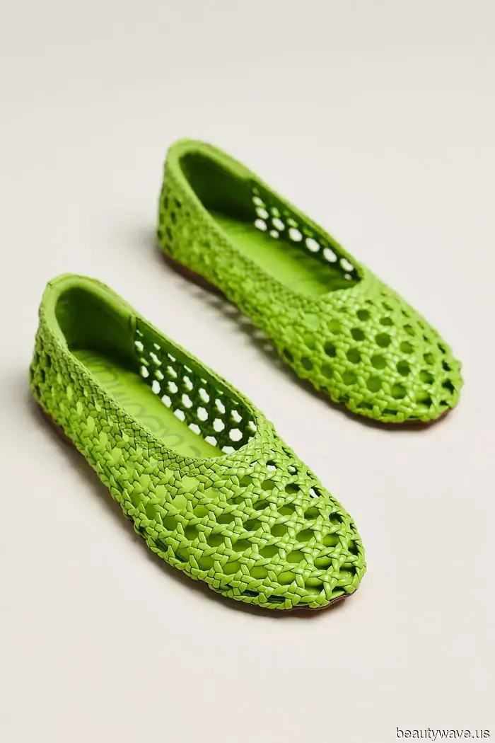 No, Not Loafers—Every Stylish Individual in NYC Is Choosing Cigarette Jeans Paired with These Timeless Flats Instead.