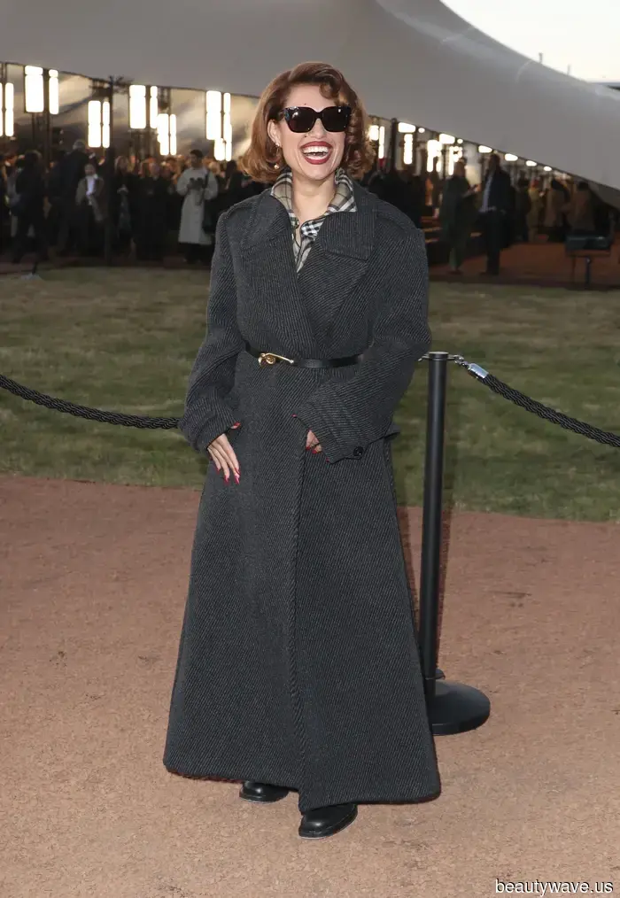 La nuova estetica della primavera 2026 è il vestire glamour da festival musicale, secondo Burberry.