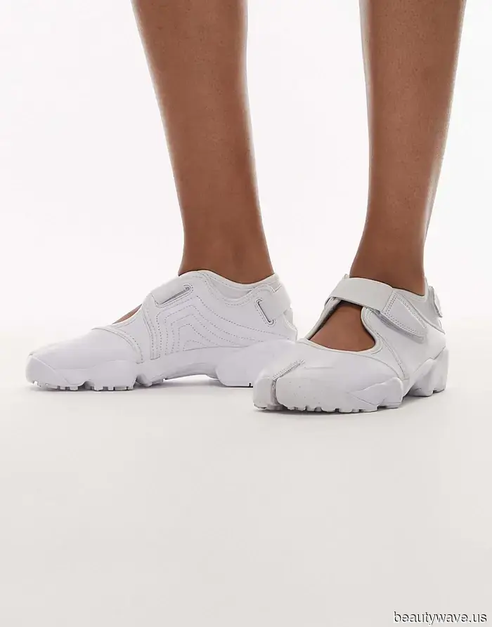 From Paris to New York, here are 9 stylish ballet flat trends that fashion-forward girls are continuously sporting.