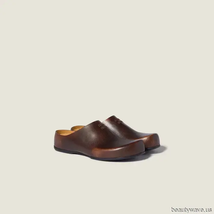 Non scarpe da ginnastica, non sandali&mdash;Così tante celebrità indossano questa tendenza di scarpe 'brutte' con gonne