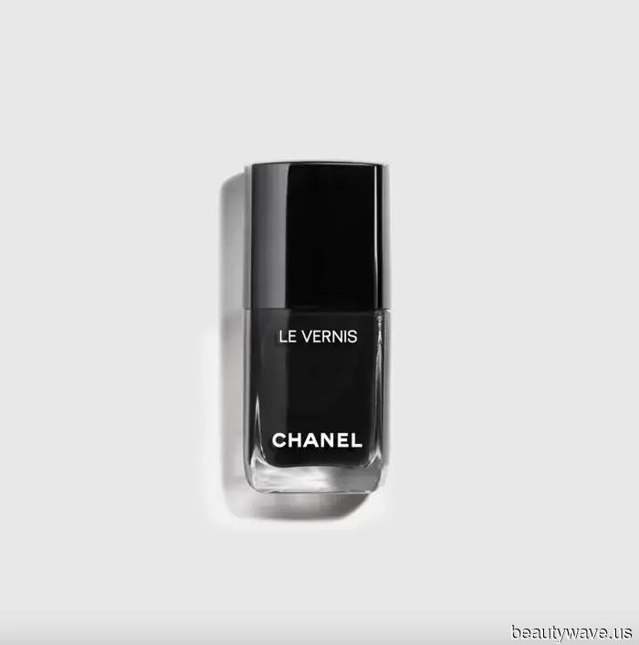 From Hailey Bieber to Charli XCX, It Girls everywhere are swapping pastels for Summerween manicures.