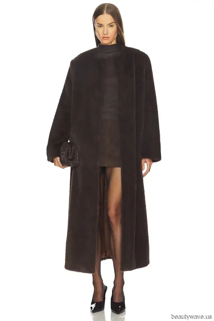 The Stylish Trend French Women Are Sporting With Their Jeans Through Spring