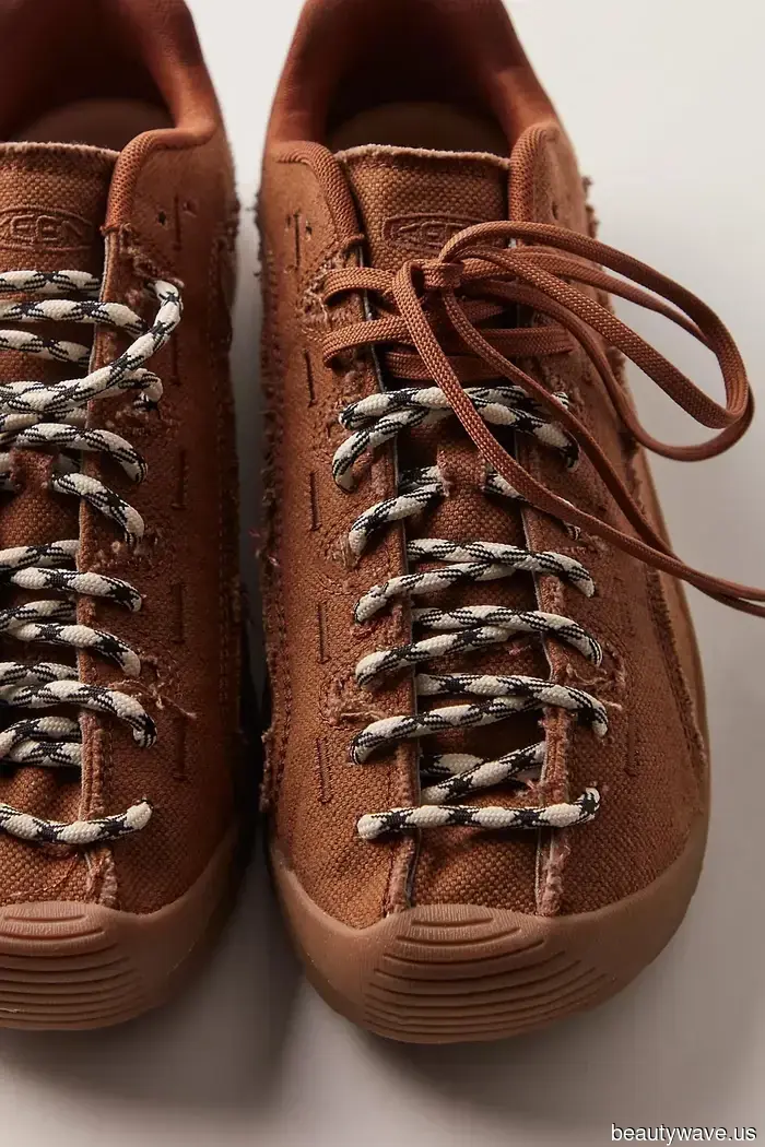 Questo influencer di stile britannico mi ha fatto scoprire un marchio di sneaker che rivaleggia con il mio amore per Salomon.