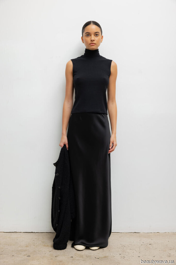 I work in the fashion industry in New York City, and this is my capsule wardrobe (stylish looks are created with it).