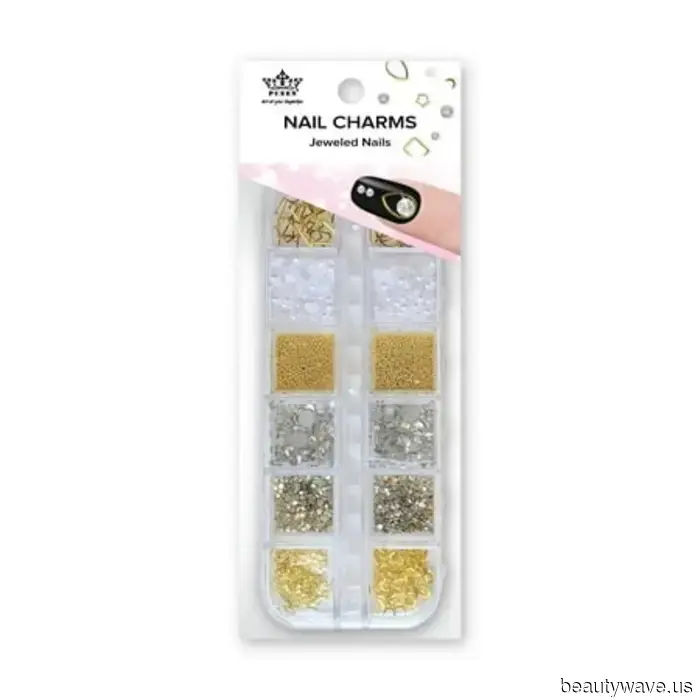 Estoy desesperada por copiar la manicura de Romeo + Julieta de Selena Gomez&mdash;me recuerda a 1996 de la mejor manera.