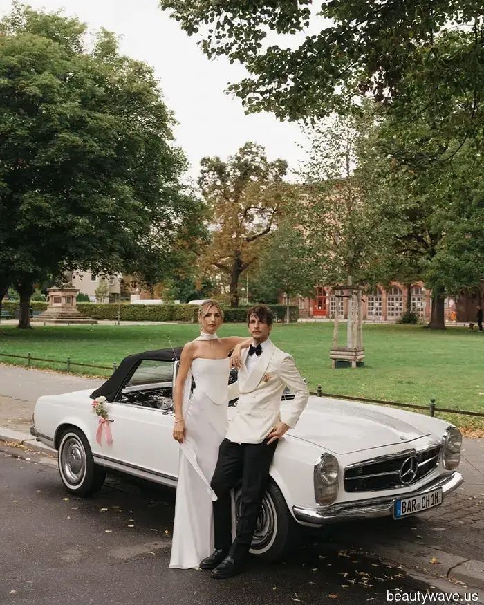 Questa bellissima sposa indossava un abito su misura per il suo intimo matrimonio a Berlino.