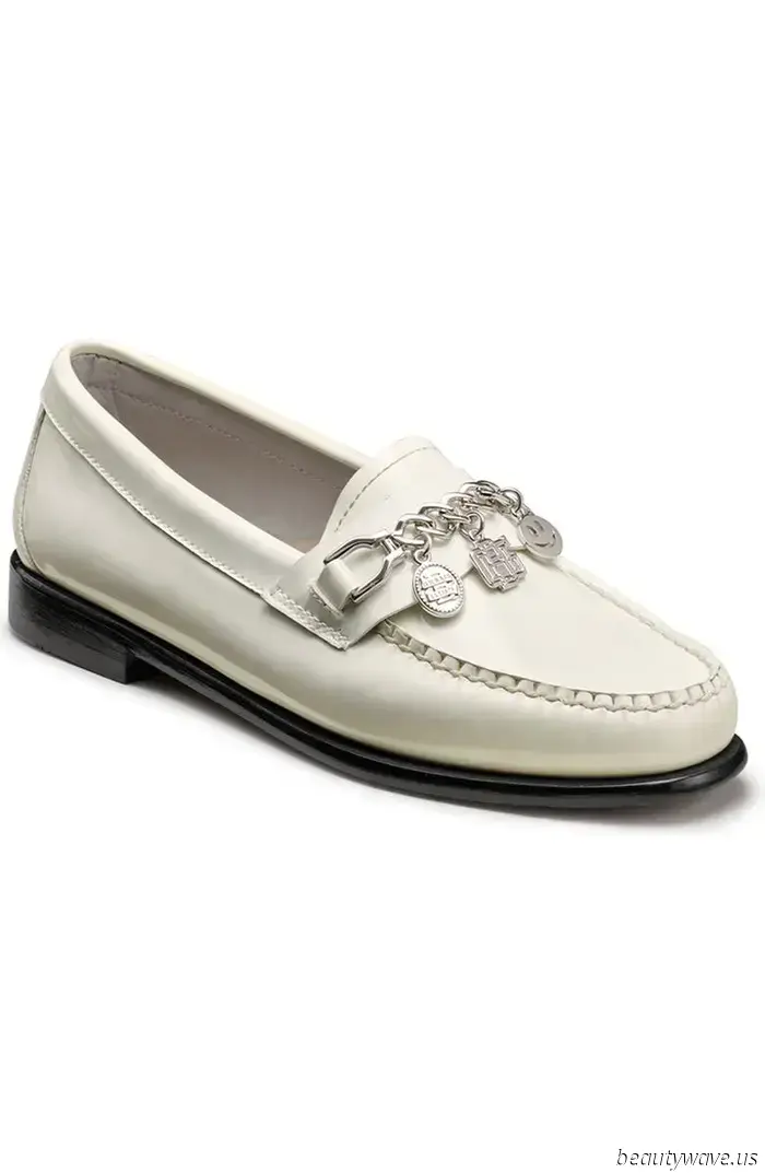 Questa è la tendenza delle scarpe basse eleganti che le donne raffinate indossano improvvisamente con i jeans bianchi